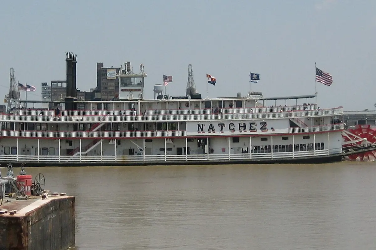Пароход Natchez, пересекающий Миссисипи, вид с берега Алжирс